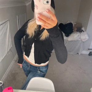 Supersöt kofta - Säljer denna svarta kofta från H&M, passar till allt och inte använd så mycket men fof lite nopprig. storlek S❤️