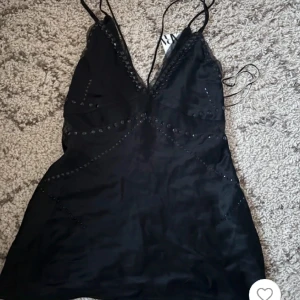 Zara festopp - Superfin topp från zara, oanvänd med lappen kvar! Säljer då jag har andra liknande. Nypris 700💓