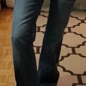 Jeans  - Supersnygga lågmidjade vintage jeans!! Lånade bilder. Slitna längst ner på benet, se bild.💓
