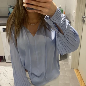 blå blus - en jätte fin ljusblå blus ifrån Wera. Den kommer ej till användning då den är lite för stor på mig! köptes ny pris för va 600kr. den är som ny! kan gå ner i pris vid snabbt köp❣️