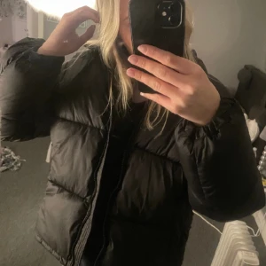 Dunjacka  - Fin  dunjacka från HM. Använd ett fåtal gånger.  PM för fler bilder. 