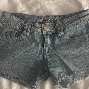 Svin snygga lågmidjade shorts. Snygga detaljer på fickorna och knappen!  Säljs pgv att dom inte kommer till användning. Köpta här på Plick men bara använd 2 ggr av mig. Skulle säga att dom passa dig mellan 34/xs/s typ! 