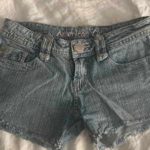 Lågmidjade shorts  - Svin snygga lågmidjade shorts. Snygga detaljer på fickorna och knappen!  Säljs pgv att dom inte kommer till användning. Köpta här på Plick men bara använd 2 ggr av mig. Skulle säga att dom passa dig mellan 34/xs/s typ! 