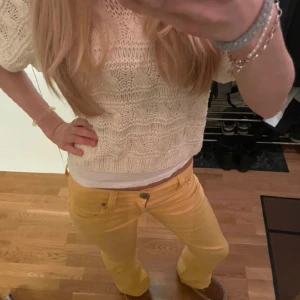 Gula jeans💛 - Sååå fina gula jeans som är låga i midjan och bootcut💕💛