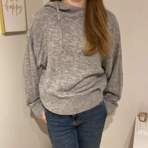 jättefin stickad hoodie med snören💕Bra skick men lite nopprig