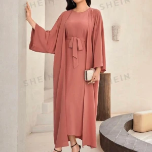 Enkel abaya - Aldrig använd. Färgen är mer som modell-bilden, min egen bild har dåligt ljus därför ser den jättemörk ut.   Nytt pris: 349kr  Mitt pris: 200kr  Storlek M.  Oanvänd. 