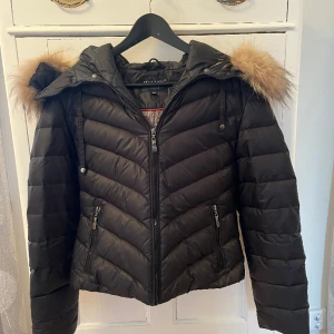 Hollies jacka stl 36 - Hollies jacka stl 36, i modell short.  Dunjacka, inköpt för 5000 kr.  Jackan är i ett fint skick.  