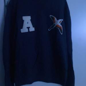 Säljer en arigato tröja i färgen mörkblå!  Använd ungefär 3 gånger!