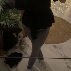 gråa jeans med slits - säljer dessa gråa zara jeans med slits! jätte fina jeans men jag har inte kunnat använd dom då de är för korta på mig! jag är ca 170. vill helst ba bli av med dom då de bara ligger i min garderob utan användning. 