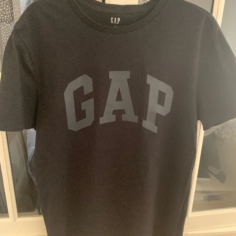 Jättefin GAP tröja i svart , storlek M/S . Tröjan är använd jätte lite och är som ny . . T-shirts.