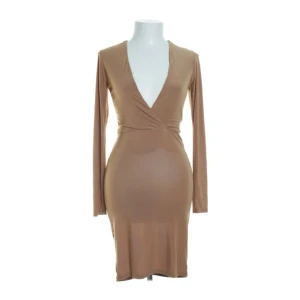 Rebecca stella midi dress - Säljer denna då den inte passar eller kommer till användning längre. Jag har ändrat bakgrunden till vit på den andra bilden så att klänningen ska synas mer. Klänningen är i väldigt bra skick, i stretch tyg. 🧡 