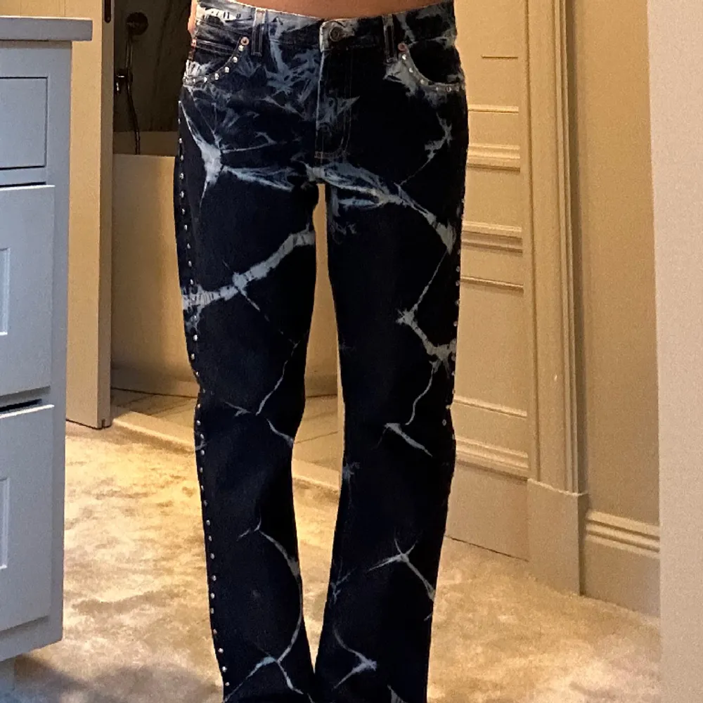 Så snygga tie dye jeans köpta second från guess i mycket bra skick, jag har storlek 34 och dom passar bra på mig🩷🩷. Jeans & Byxor.