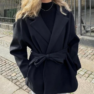 Kort kappa - Säljer min svarta korta kappa då den inte kommer till användning🩷 I nyskick 🌟 Köpt på Missay🌟