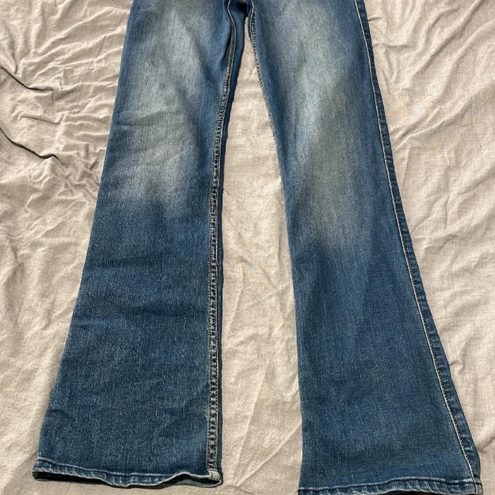 Jeans ifrån hollister i storlek W26 L32. Jeansen är midwaist och bootcut med fina fickor. Inga större skador. Säljer dem eftersom dem ej kom till användning då dem var för stora för mig 💗 hör av er för mer info!. Jeans & Byxor.