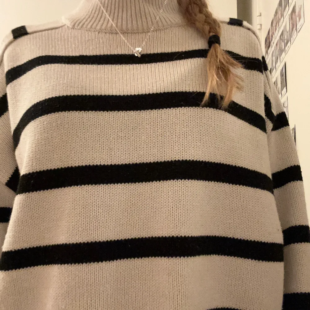 Skitsnygg stickad randig tröja💕 Använd ett fåtal gånger men i bra skick. Säljer den eftersom den inte kommer till så mycket användning🩷. Neuleet.