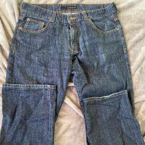 Ett par mörkblå calvin klein jeans som säljes då de är för stora för mig. Beroende på vilken fit man vill ha på sina jeans så skulle jag vilja säga att de passar alla från S-L.❣️ ✨UNISEX (jag har strl S och är 168 lång, ANINGEN för stora) 