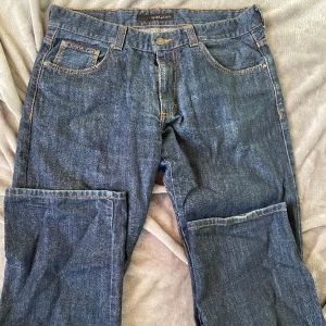 Jeans - Ett par mörkblå calvin klein jeans som säljes då de är för stora för mig. Beroende på vilken fit man vill ha på sina jeans så skulle jag vilja säga att de passar alla från S-L.❣️ ✨UNISEX (jag har strl S och är 168 lång, ANINGEN för stora) 