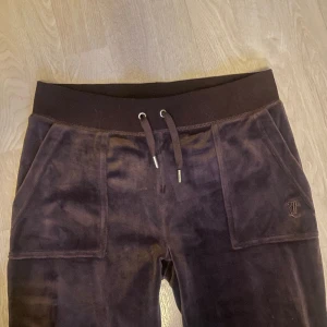 Juicy couture byxor - Juicy couture byxor som knappt är använda och har därav inga defekter😇 Nypris: 1 200 kr💞