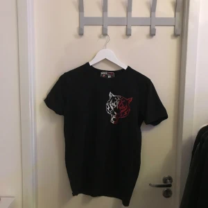 Plein sport tshirt  - Tja! Säljer denna fina Plein sport T-shirten som är i storlek S. Skriv pm vid fler frågor 