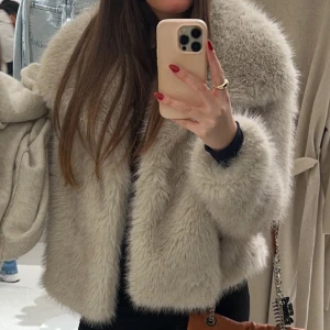 Zara jacka - Intressekoll på päls jackan ifrån Zara storlek M passar S/M 🥰 använd 3 gånger. En av knapparna är lösa (kan skicka bild vid intresse). Säljer direkt för 1200 + frakt