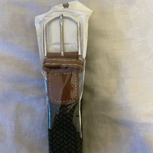 Flätat bälte - olivgrön - Helt nytt flätat Grisch bälte. Funkar för alla tillfällen hör av dig vid minsta fundering 🍾