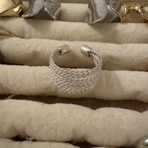 Sterling Silver - 925 - Massa nya ringar i lager!! Ringarna är guld/silver pläterade och är justerbara vilket innebär att de passar alla! Skötselråd medföljer! Kontakta vid intresse av köp! 💓