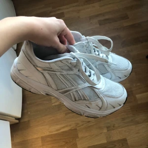 Sneakers  - Vita sneakers med silvriga detaljer från Lager 157. Använda några få gånger men fortfarande i fint skick. 