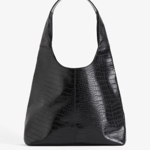 Väska - Säljer denna eftertraktade väskan från h&m som är slutsåld. Den är använd enbart 2-3 gånger så därav i jättebra skick / inga tecken på användning!! Köptes för 279kr. Hör av er vid frågor eller tryck gärna på köp nu 💓🤩