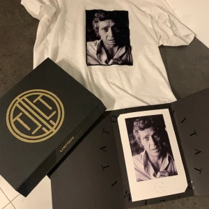 Limitato T-shirt  - En vitt limitato t shirt. Storlek XS.  Den är väl använd. Något som är värt och nämna är att den var ett LITET hål som  man knappt ser, se bild 3.  Original box samt bild skickas med. Pris kan diskuteras vid snabb affär.