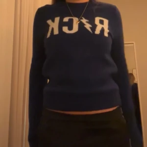 Stickad tröja från Zadig & Voltaire - Säljer min mörkblå stickade tröja från Zadig & Voltaire då den inte kommit till användning. Endast använd fåtals gånger och därför inga defekter och är i nyskick🥰