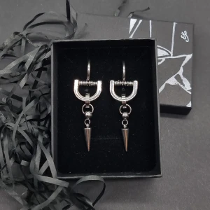 Handgjorda örhängen  - Handgjorda örhängen ● design av mig ❤️Följ :@ekjewelryofficial🤲   💎Material- 100% rostfritt stål och zinklegering●Längd -6cm Vattentåliga, ändrar inte färgen! Köp för 160kr/st eller 299kr/paret