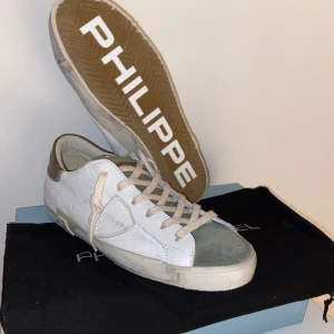 Philipe model skor - Säljer ett par helt nya Philipe model skor i storlek 40. Passar 40/41. Box och dustbag ingår. Nypris ligger på runt 3500-4000 och de är helt slutsålda överallt. Hör av er vid funderingar!