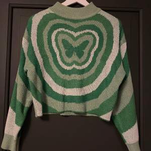 En grön tröja med fjärilsmönster från H&M. Storlek xs. Använd ett flertal gånger men i jättebra skick!🌷