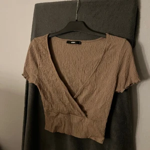 Brun (ljusbrun) snygg topp!🤍 - Snygg topp från bikbok i storlek S🤍