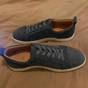 Louboutin utan spikar - Tja! Säljer mina Louboutin skor utan spikar eftersom dom är för stora. De är använda ett fåtal gånger och det finns inga defekter. Dustbag kommer med vid köp. Storlek 44 kan passa 43.