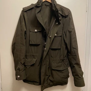Tiger of Sweden Field Jacket - Jacka i mycket fint skick från Tiger Of Sweden. Storleken är 46/S men jag skulle säga att den sitter något större. 