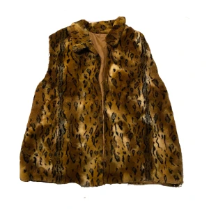 leopard pälsjacka - säljer en pälsjacka med leopardmönster! skulle säga att den är i storlek m🫶