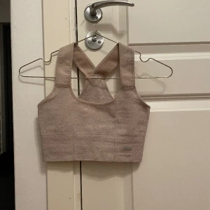 Träningstopp - Säljer denna träningstoppen från aimn💕Sjukt snygg passform och så skön! 