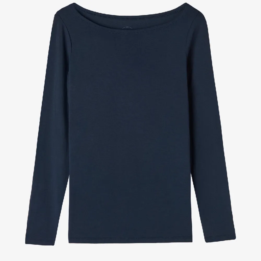 Intimissimi långärmad tröja i mörkblå färg, använd fåtal gånger.💘 Köpt för 359kr💘. Toppar.