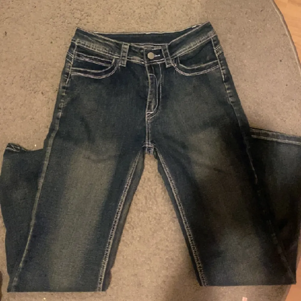 säljer dessa skit snygga miss me liknande jeans, dom är lowwaist och i storlek s💓 aldrig använda bara testade!! midjemått: 70cm, innerbenslängd: 69-70cm. Jeans & Byxor.