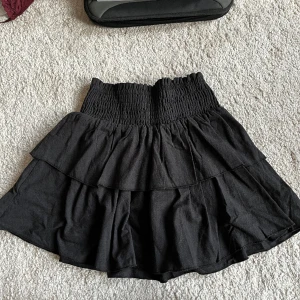 Kjol - Super fin sommarkjol. Tyvärr från SHEIN men ändå bra kvalitet. Aldrig använd då den var lite för kort för mig. Storlek S (petite). Tveka inte att höra av dig om du har frågor. 