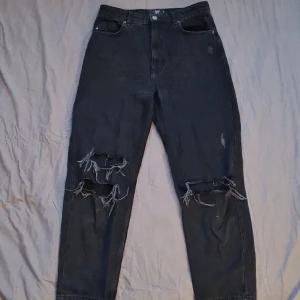 Conan Gray jeans - Svarta Conan Gray jeans av Bershka. Vida och högmidjade. Storlek 40.