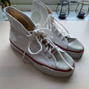 Vita sneakers  - Vita sneakers i hög modell. Storlek 38 och aldrig använda.