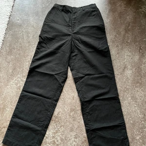 Kostymbyxor - Raka kostymbyxor från Uniqlo. Storlek S. Super bekväma men säljer pga dom inte riktigt passade mig. Tveka inte att höra av dig om du har några frågor. 