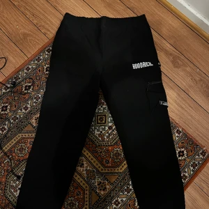 Hoodrich byxor  - Säljer mina Hoodrich byxor för att jag inte har någon användning av dom. Det är storlek XL har inte använt dom. Priset kan ändras vid sabba affär 