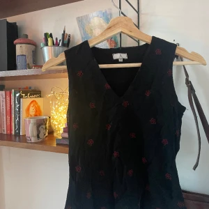 Svart topp - Jättegullig svart topp/linne med röda detaljer❤️ Så fin verkligen 