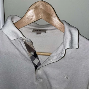 Burberry piké  - Säljer min burberry skjorta i väldigt bra skick använd ett fåtal gånger. Jag byter gärna, passar om du är runt 170 