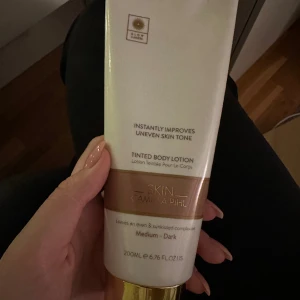 Camilla Pihl tinted body lotion - Tinted body lotion ifrån Camilla Pihl, i färgen Medium-Dark, endast provad