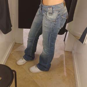 Hej!💗 Säljer nu mina fina lågmidjade jeans från lee igen pga oseriös köpare. Jag är 160cm och köparen står för frakten, pris kan diskuteras💗Hör av er vid frågor💗