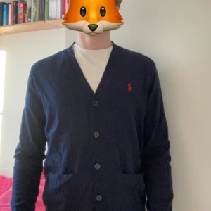 Ralph Lauren cardigan - En iprincip oanvänd ralph lauren kofta som jag har haft liggandes och är dags att sälja. Nypris ≈2200kr. Jag är 182 och den sitter bra på armarna och över axlarna. Koftan har knappar. Den passar dig som är mellan 175-185.✌️